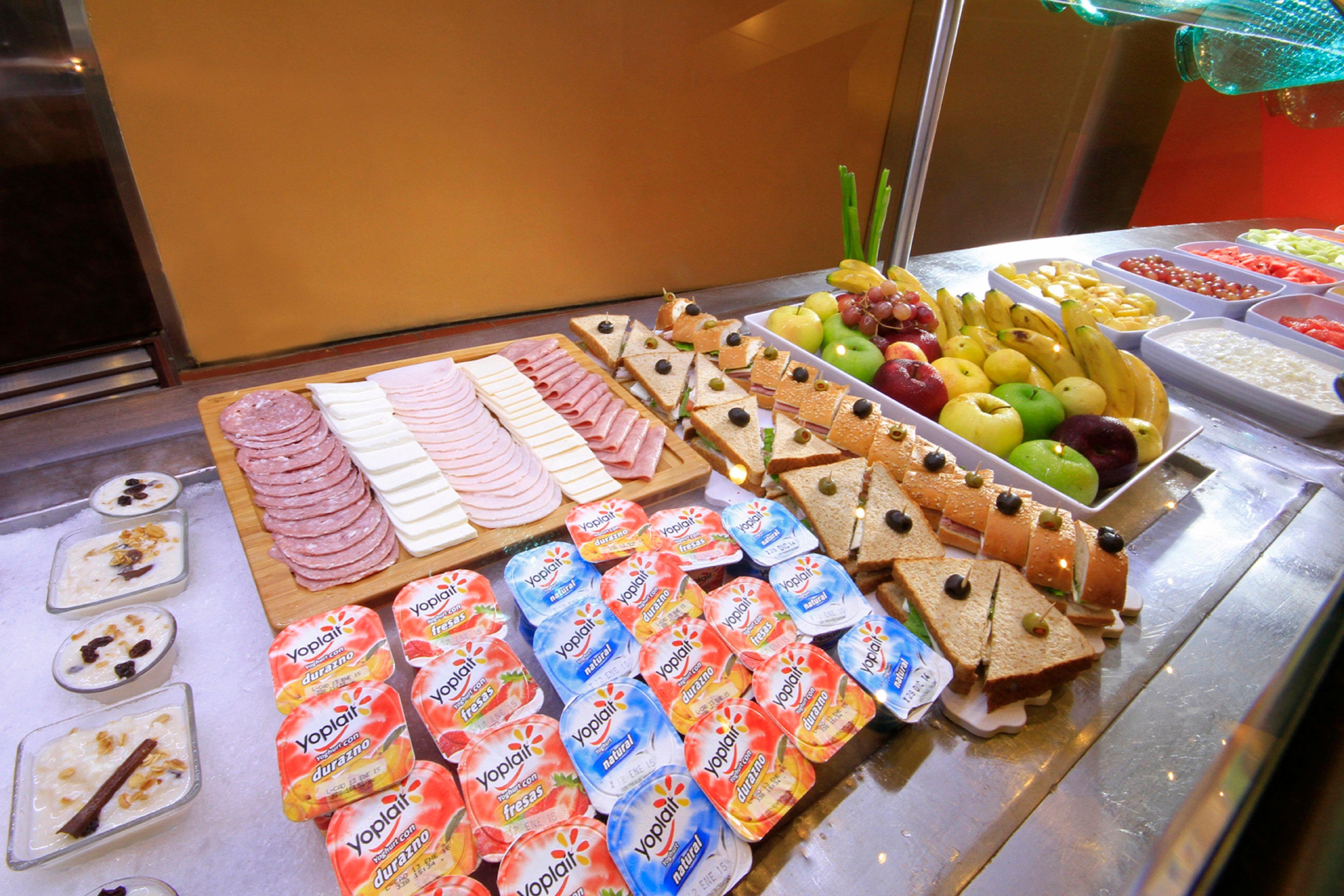Holiday Inn Monterrey-Parque Fundidora By Ihg Exterior photo Fruit and cold cuts at a buffet