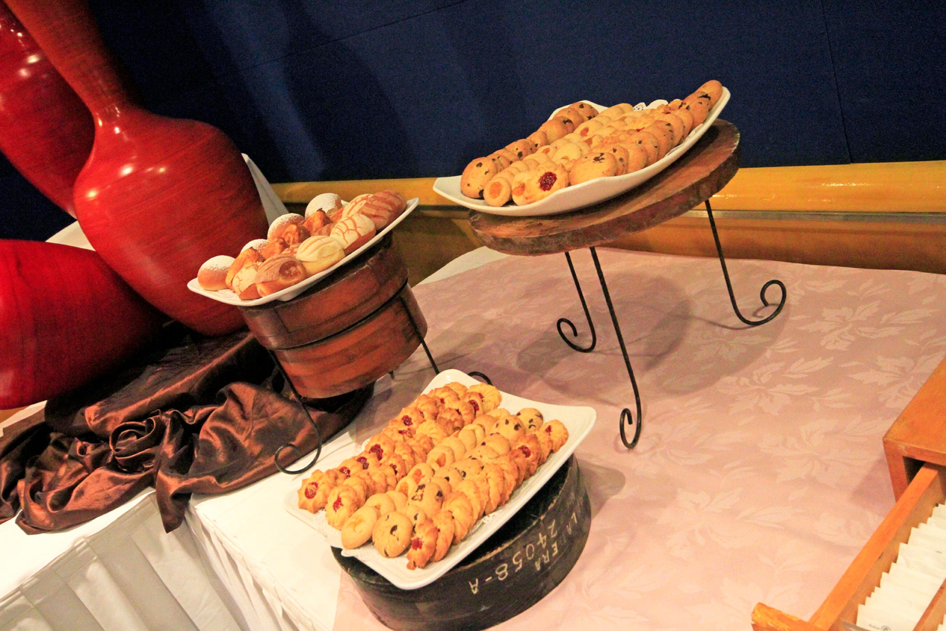 Holiday Inn Monterrey-Parque Fundidora By Ihg Exterior photo A selection of canapés