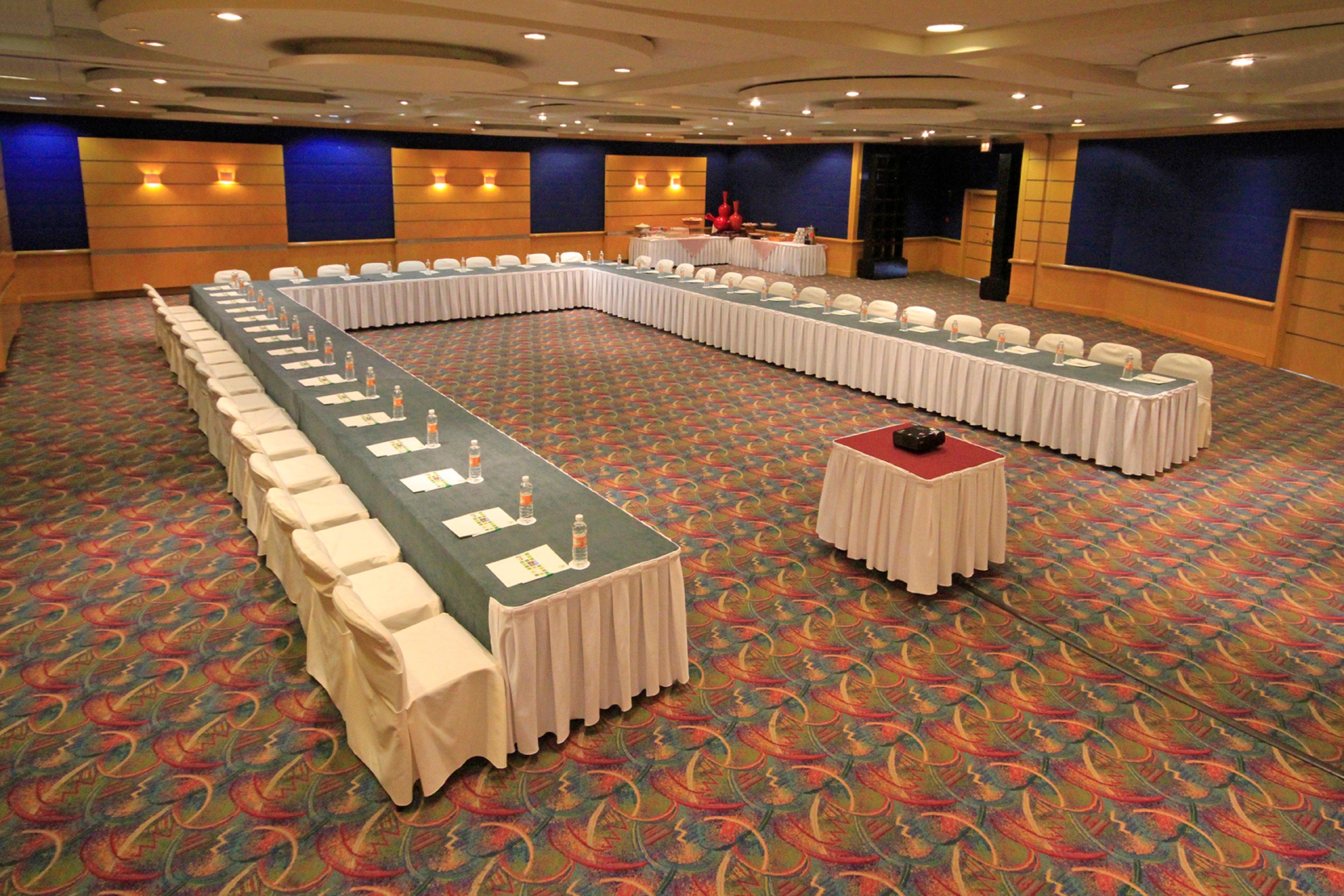 Holiday Inn Monterrey-Parque Fundidora By Ihg Exterior photo U-shaped table layout