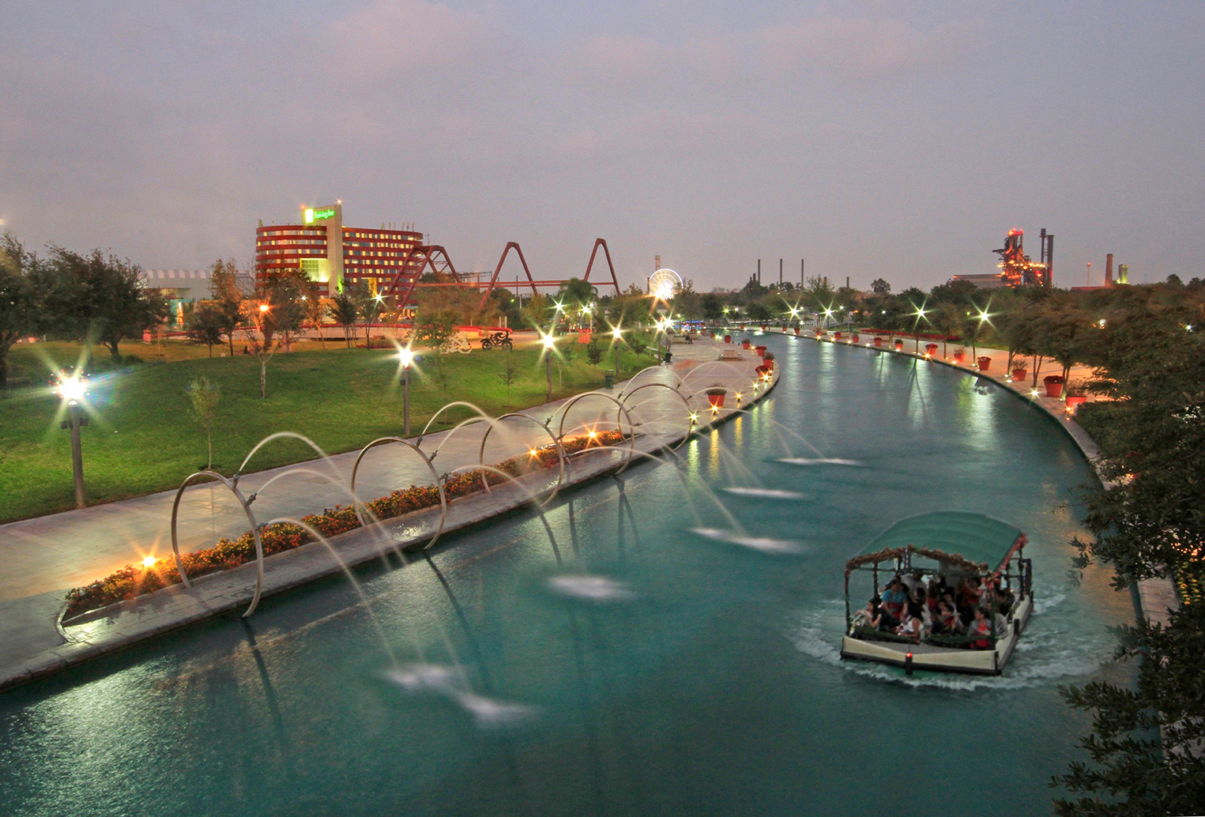 Holiday Inn Monterrey-Parque Fundidora By Ihg Exterior photo The San Antonio River Walk