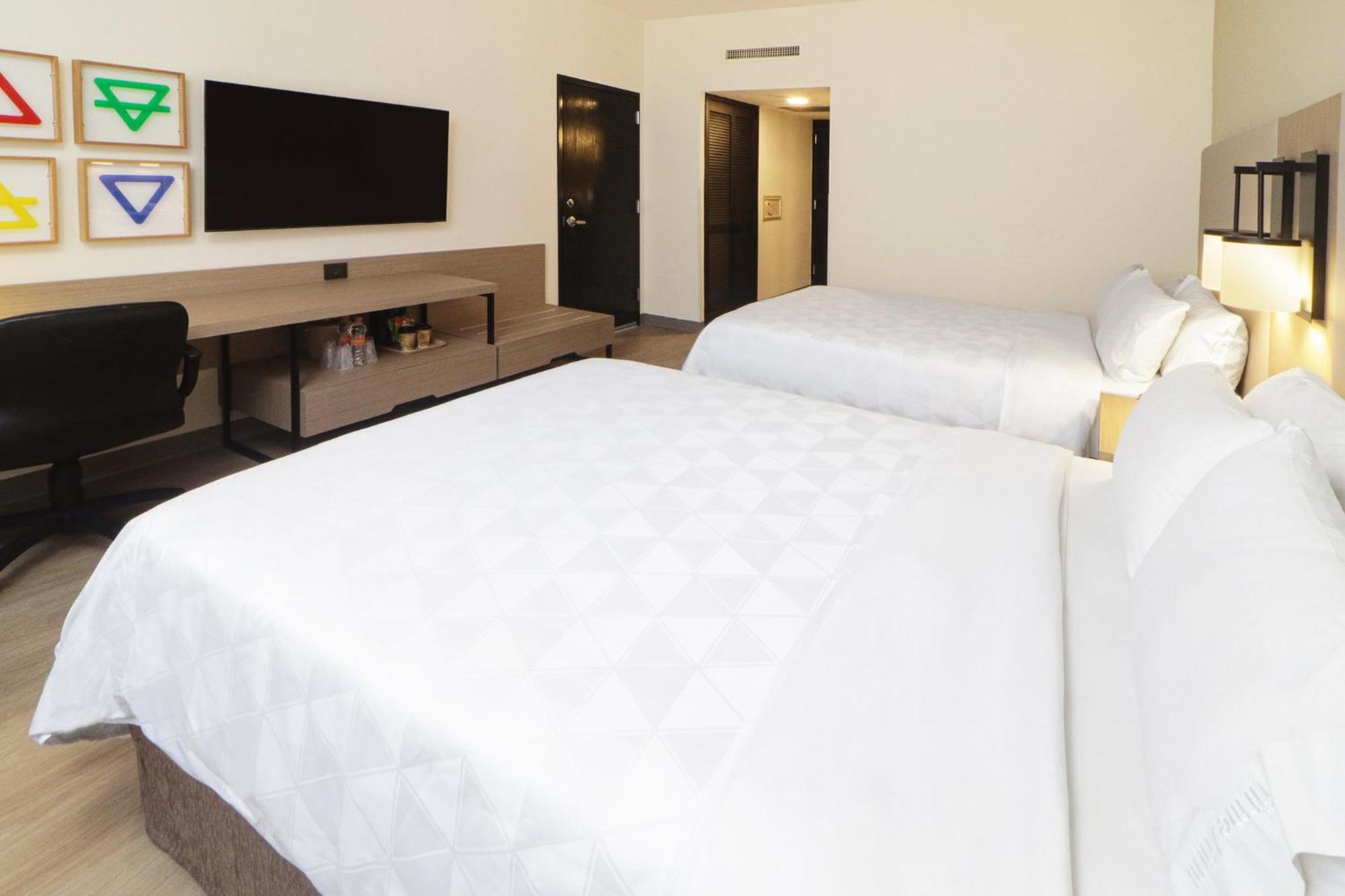 Holiday Inn Monterrey-Parque Fundidora By Ihg Exterior photo A typical room at the Holiday Inn Express