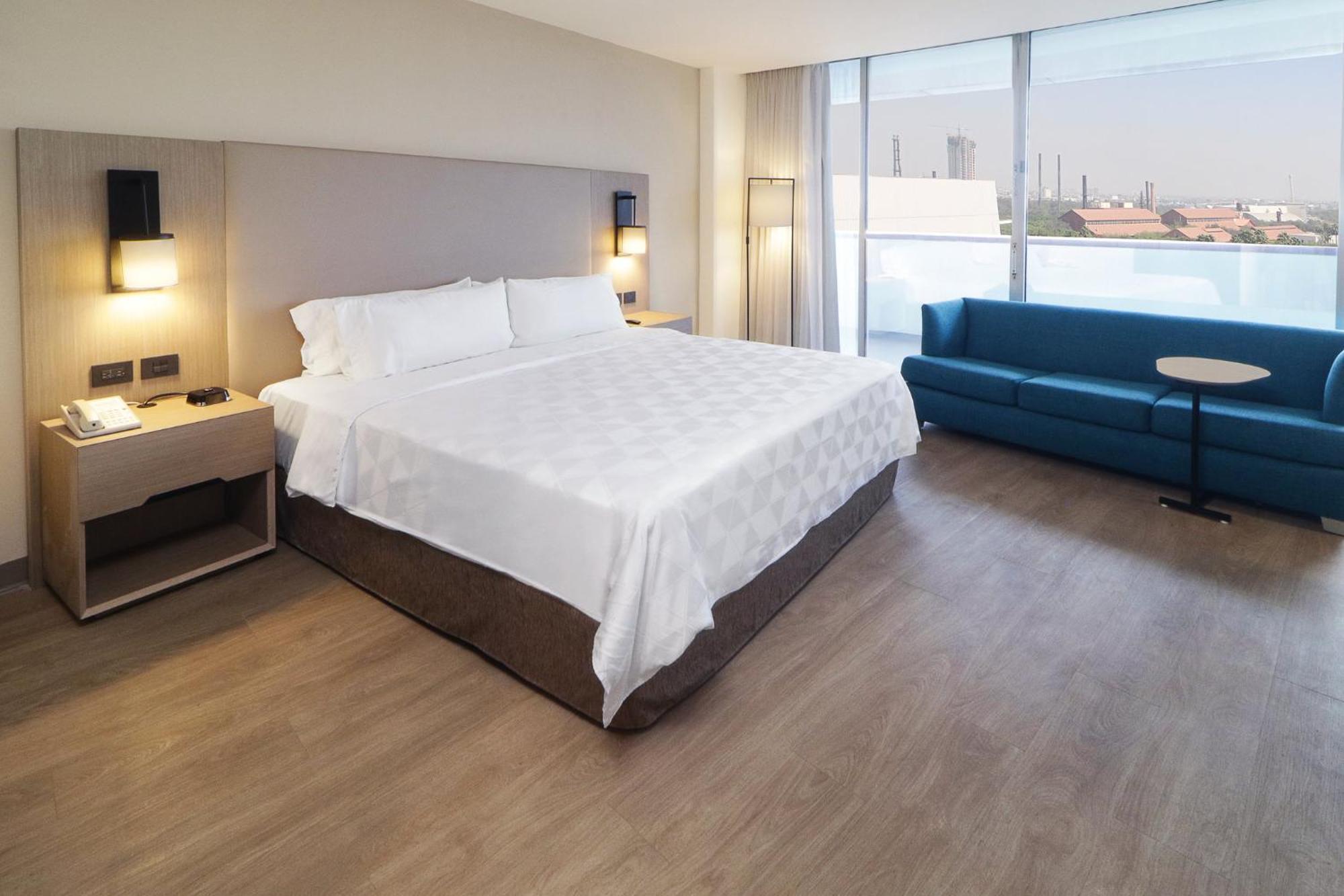 Holiday Inn Monterrey-Parque Fundidora By Ihg Exterior photo A room at the Hilton London Heathrow